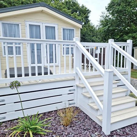 Rosefinch Sleeps 2 Persons-Private Hot Tub-Tranquil Holiday Away From It All Yet Not Far From St Austell- The Holiday Home Has One Bedroom, Living And Dining Area, Equipped Kitchen-Decking-Outdoor Furniture-Fishing Lakes-Non Pet Unit 외부 사진