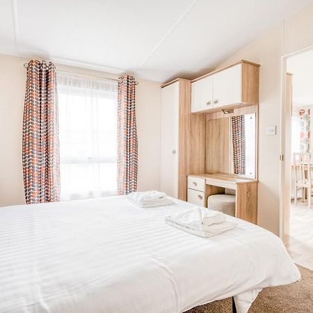 Rosefinch Sleeps 2 Persons-Private Hot Tub-Tranquil Holiday Away From It All Yet Not Far From St Austell- The Holiday Home Has One Bedroom, Living And Dining Area, Equipped Kitchen-Decking-Outdoor Furniture-Fishing Lakes-Non Pet Unit 외부 사진