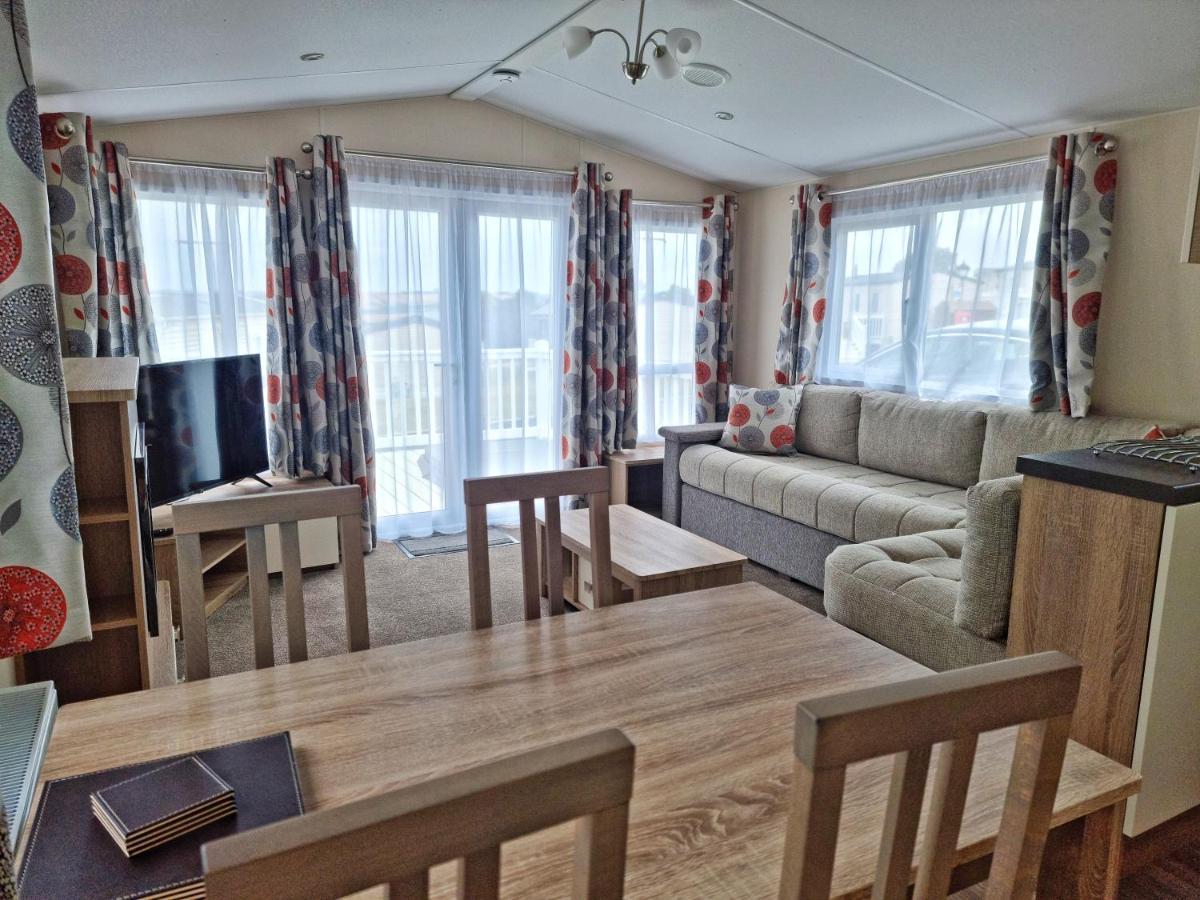 Rosefinch Sleeps 2 Persons-Private Hot Tub-Tranquil Holiday Away From It All Yet Not Far From St Austell- The Holiday Home Has One Bedroom, Living And Dining Area, Equipped Kitchen-Decking-Outdoor Furniture-Fishing Lakes-Non Pet Unit 외부 사진