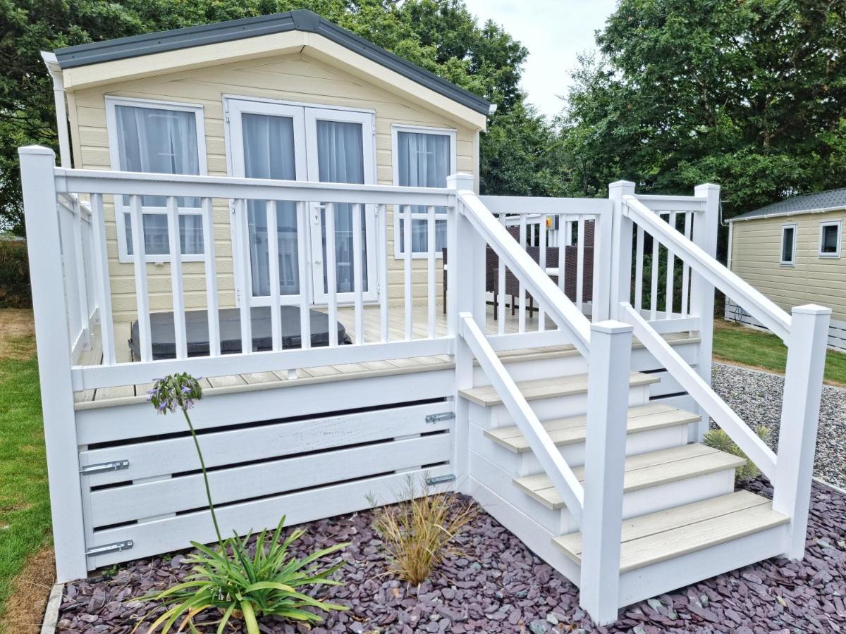 Rosefinch Sleeps 2 Persons-Private Hot Tub-Tranquil Holiday Away From It All Yet Not Far From St Austell- The Holiday Home Has One Bedroom, Living And Dining Area, Equipped Kitchen-Decking-Outdoor Furniture-Fishing Lakes-Non Pet Unit 외부 사진