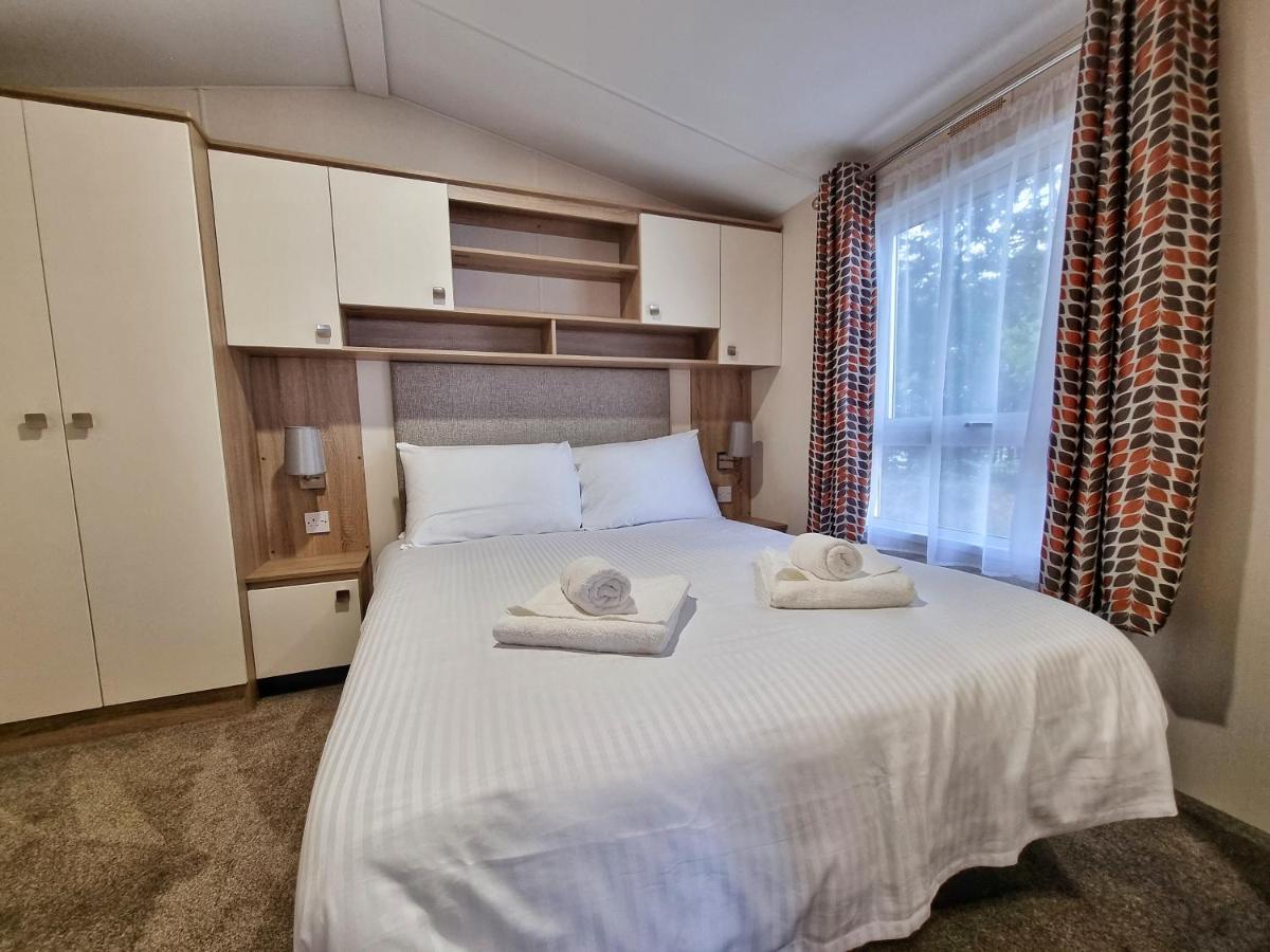 Rosefinch Sleeps 2 Persons-Private Hot Tub-Tranquil Holiday Away From It All Yet Not Far From St Austell- The Holiday Home Has One Bedroom, Living And Dining Area, Equipped Kitchen-Decking-Outdoor Furniture-Fishing Lakes-Non Pet Unit 외부 사진