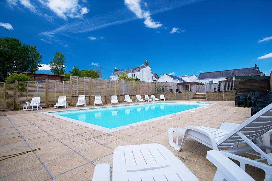 Rosefinch Sleeps 2 Persons-Private Hot Tub-Tranquil Holiday Away From It All Yet Not Far From St Austell- The Holiday Home Has One Bedroom, Living And Dining Area, Equipped Kitchen-Decking-Outdoor Furniture-Fishing Lakes-Non Pet Unit 외부 사진