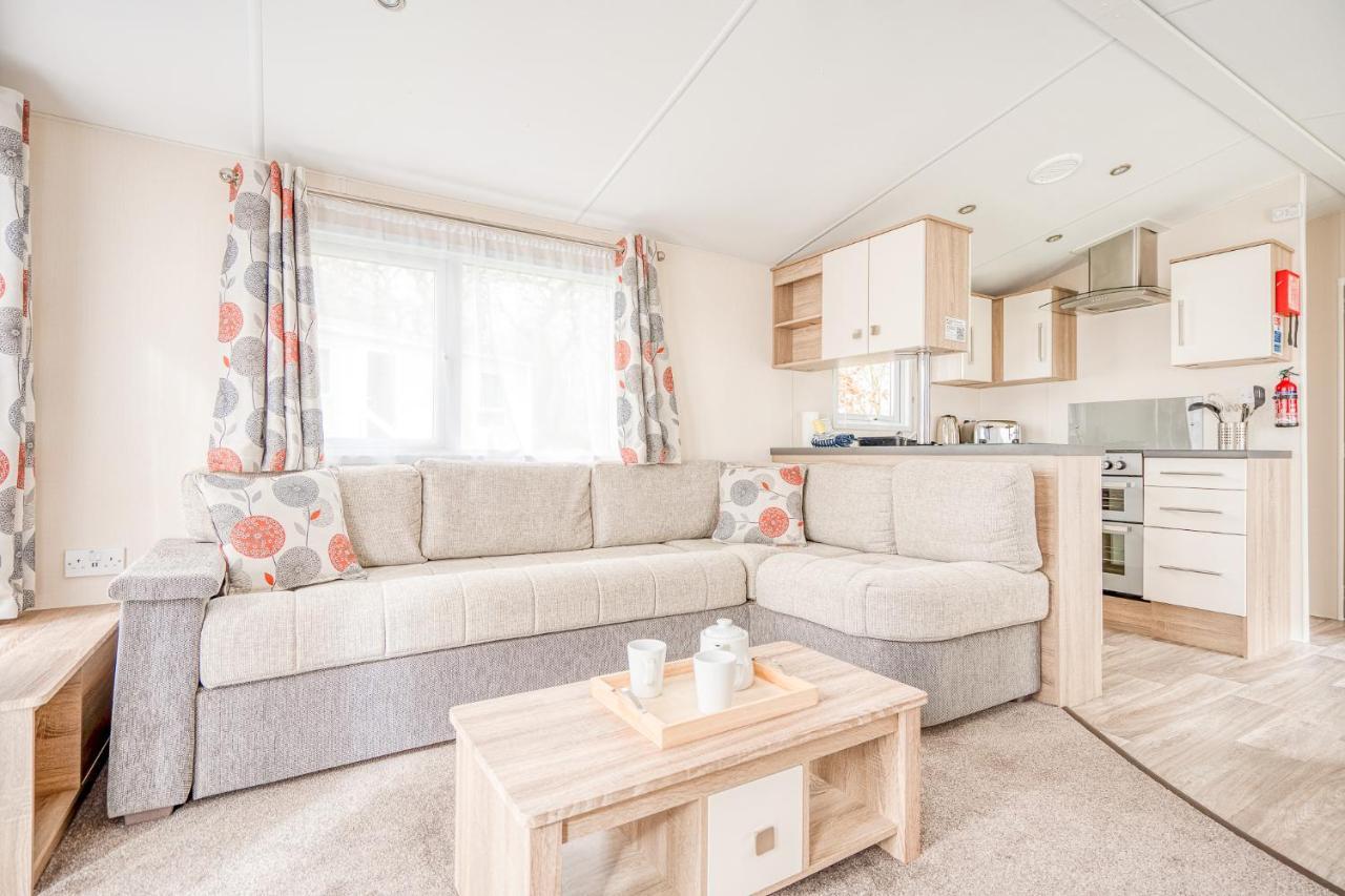 Rosefinch Sleeps 2 Persons-Private Hot Tub-Tranquil Holiday Away From It All Yet Not Far From St Austell- The Holiday Home Has One Bedroom, Living And Dining Area, Equipped Kitchen-Decking-Outdoor Furniture-Fishing Lakes-Non Pet Unit 외부 사진