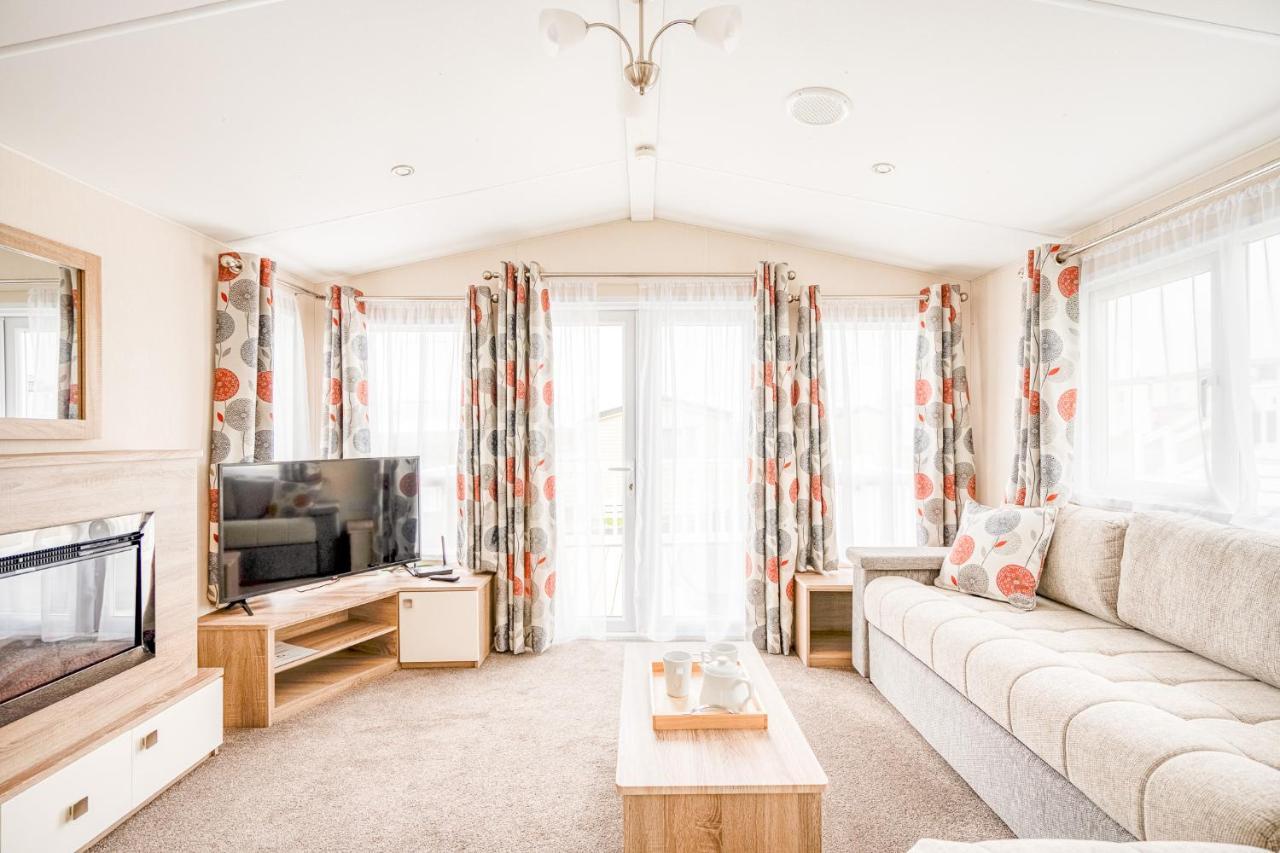 Rosefinch Sleeps 2 Persons-Private Hot Tub-Tranquil Holiday Away From It All Yet Not Far From St Austell- The Holiday Home Has One Bedroom, Living And Dining Area, Equipped Kitchen-Decking-Outdoor Furniture-Fishing Lakes-Non Pet Unit 외부 사진