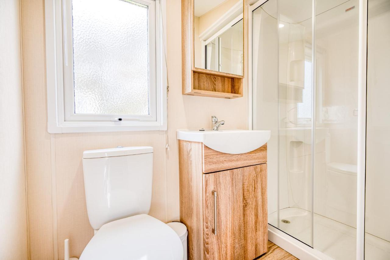 Rosefinch Sleeps 2 Persons-Private Hot Tub-Tranquil Holiday Away From It All Yet Not Far From St Austell- The Holiday Home Has One Bedroom, Living And Dining Area, Equipped Kitchen-Decking-Outdoor Furniture-Fishing Lakes-Non Pet Unit 외부 사진