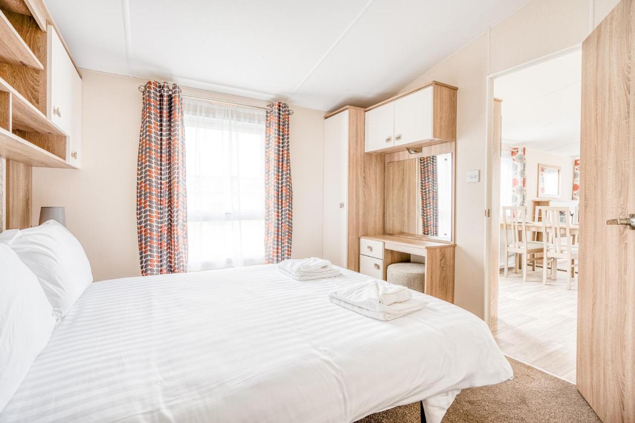 Rosefinch Sleeps 2 Persons-Private Hot Tub-Tranquil Holiday Away From It All Yet Not Far From St Austell- The Holiday Home Has One Bedroom, Living And Dining Area, Equipped Kitchen-Decking-Outdoor Furniture-Fishing Lakes-Non Pet Unit 외부 사진